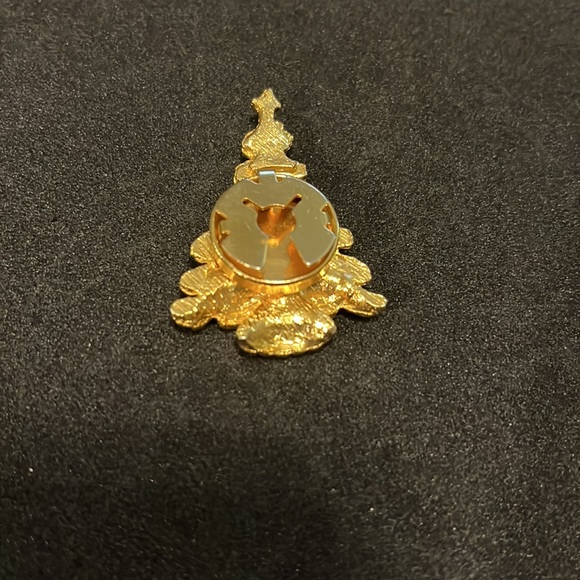 Gold tone Christmas tree button clasp. Never used. - Picture 2 of 2